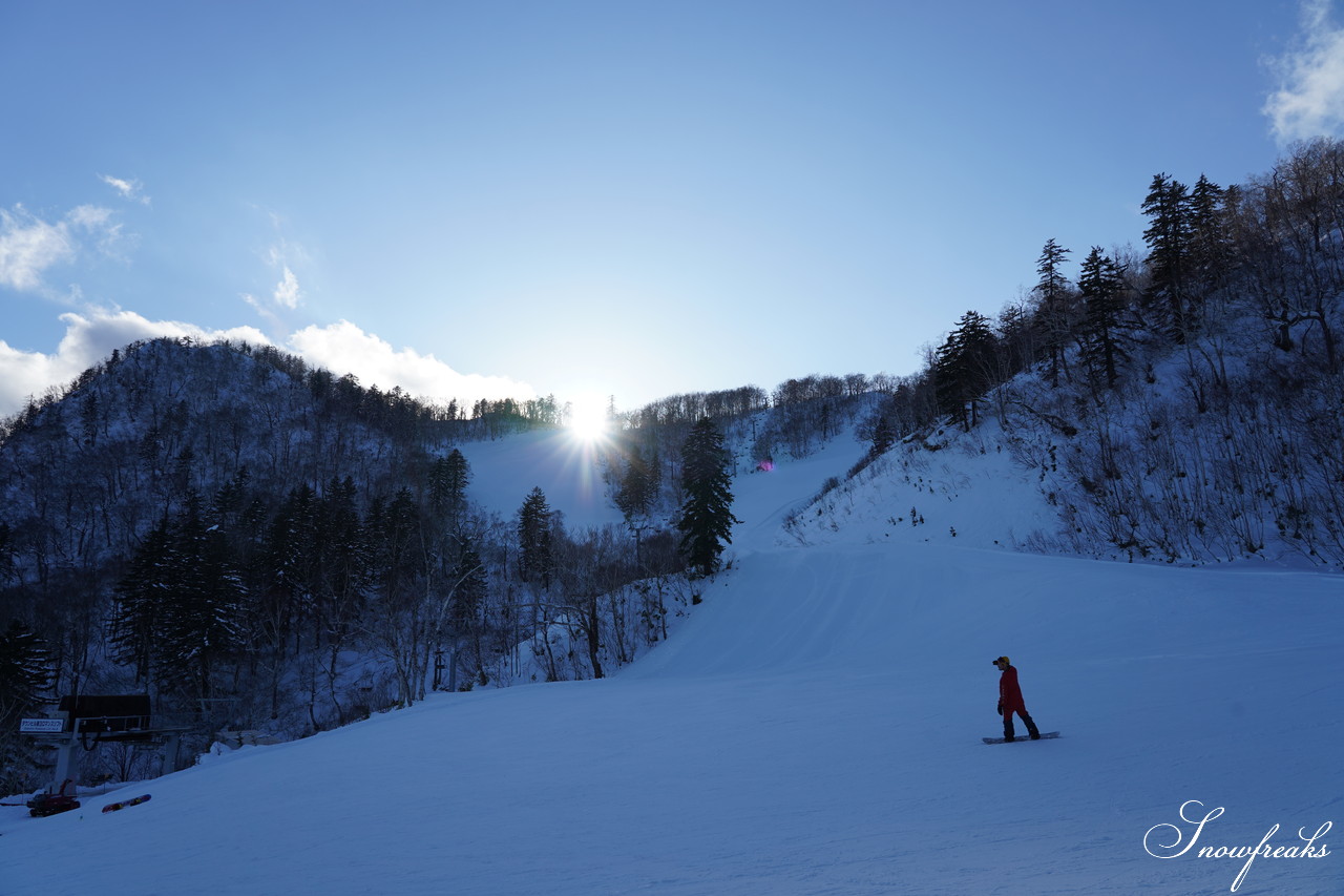 富良野スキー場 積雪100cm、オープン初日から滑走距離3,400ｍのロングダウンヒルが可能！最高のコンディションでシーズン開幕です♪